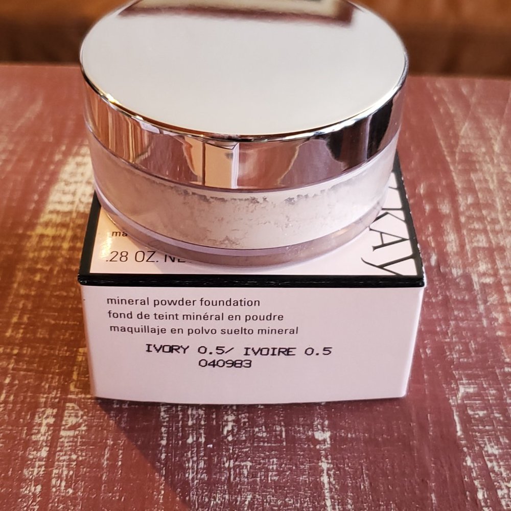 Ivory 0.5 Mary Kay Mineral Powder Foundation - Picture 3 of 11